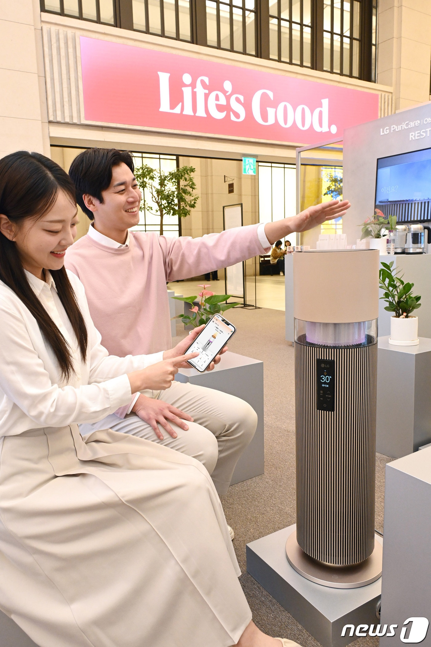   'LG 퓨리케어 오브제컬렉션 하이드로타워' 팝업스토어에서 모델들이 체험하고 있는 모습. (LG전자 제공)