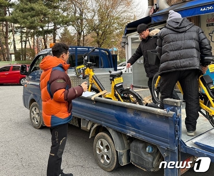파주시가 도심에 무단방치된 개인형 이동장치에 대해 견인조치와 함께 과태료를 부과하고 있다. 견인되는 전기자전거. (파주시 제공)