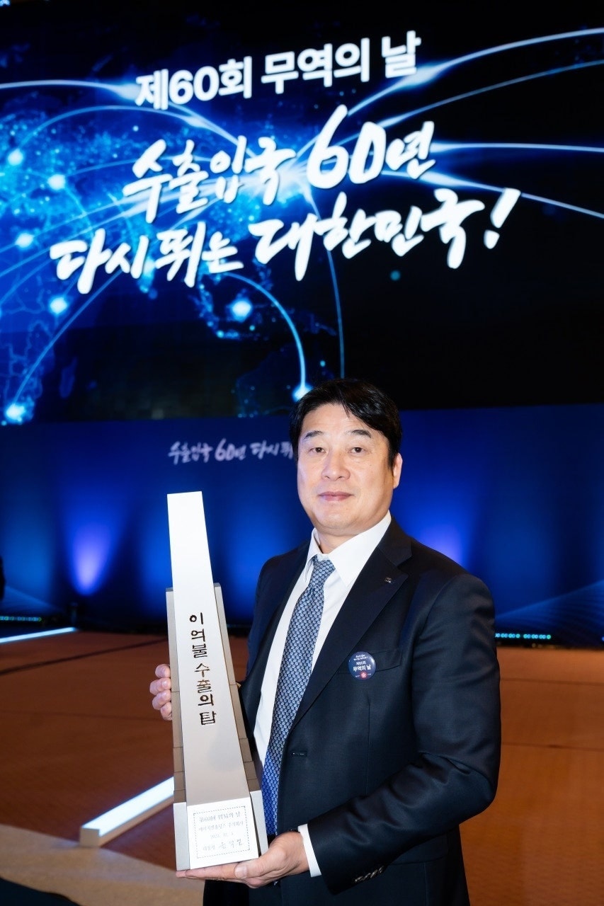 이우영 부사장이 시상식에서 기념 촬영을 하고 있다(HL홀딩스 제공)