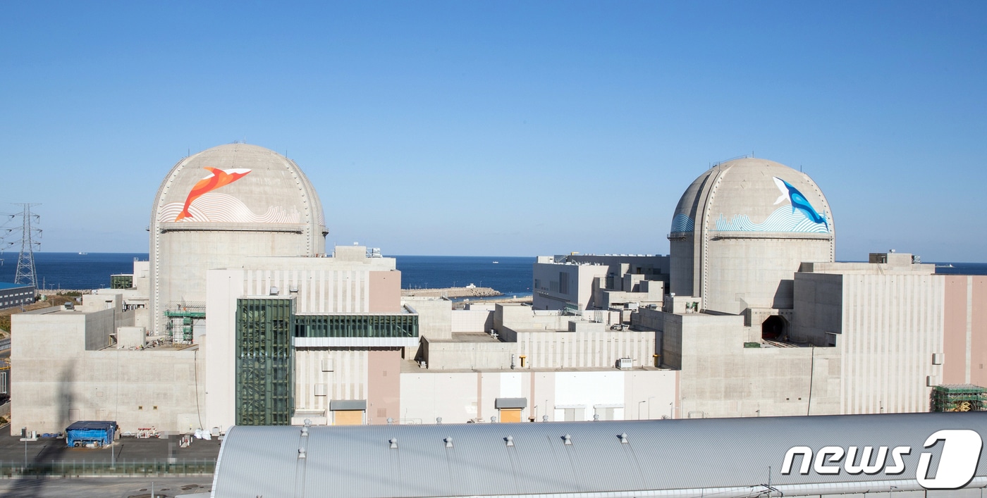 한국수력원자력(주) 한울본부는 신한울2호기(오른쪽)가 6일 오전 7시 최초 임계에 도달했다고 밝혔다..(한울본부제공)2023.12.6/뉴스1 