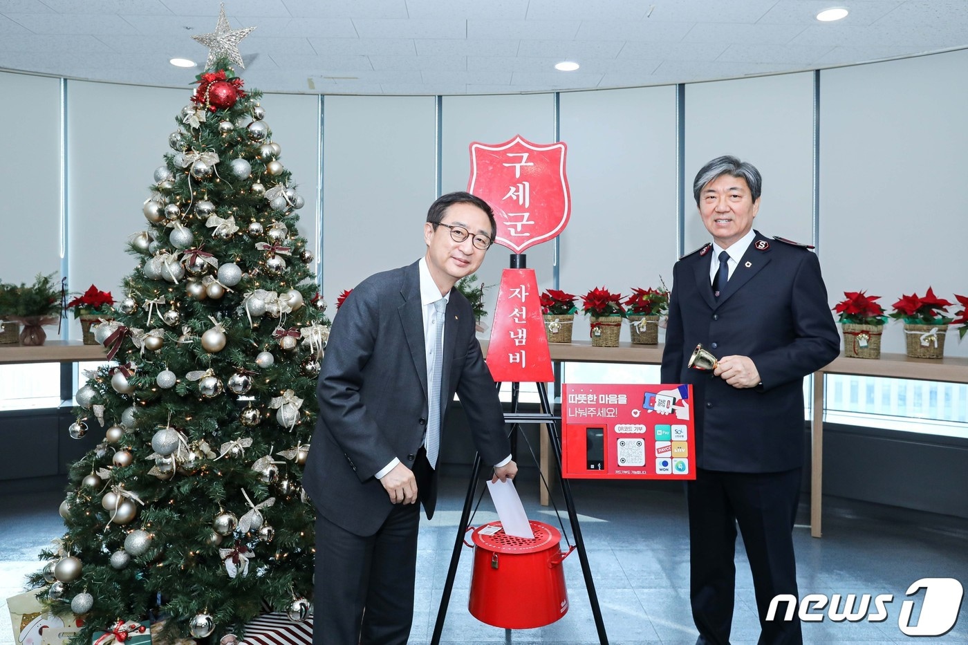 현대해상은 지난 5일 서대문구 충정로에 위치한 구세군빌딩에서 구세군 자선냄비에 성금 3억 원을 전달했다고 밝혔다. 현대해상 조용일 대표이사(왼쪽)가 구세군 자선냄비에 성금을 기부하고 있다/사진제공=현대해상