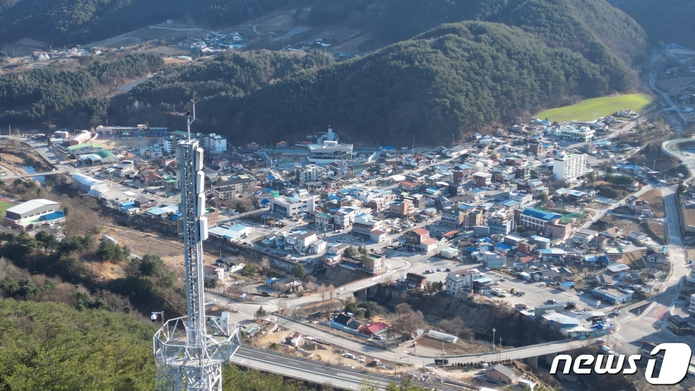인제군 남면 신남리 CCTV 카메라가 설치된 방송중계탑.(인제군 제공) 2023.12.6/뉴스1