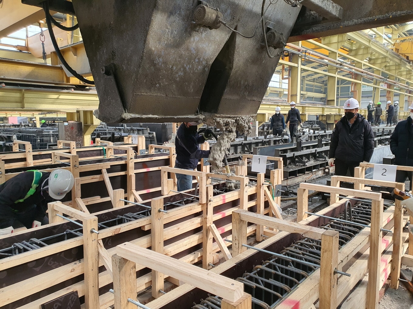 삼성물산의 저탄소 콘크리트 실험체 제작(타설) 과정. /삼성물산 제공