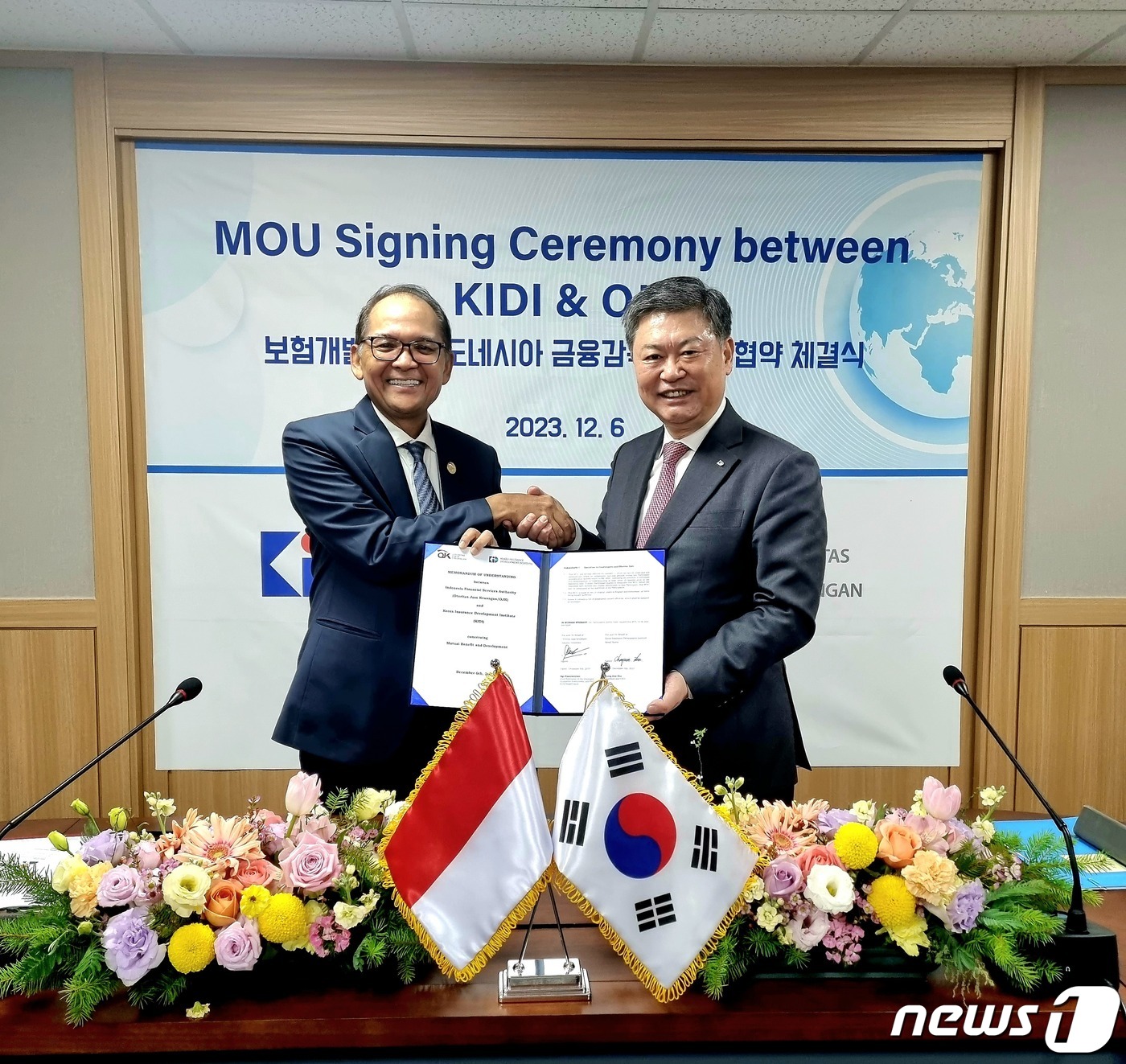 6일 보험개발원 허창언 원장과 인도네시아 금융감독청 보험부문 CEO ‘오기 프라스토미요노’ 가 MOU를 체결하며 기념사진을 촬영/사진제공=보험개발원