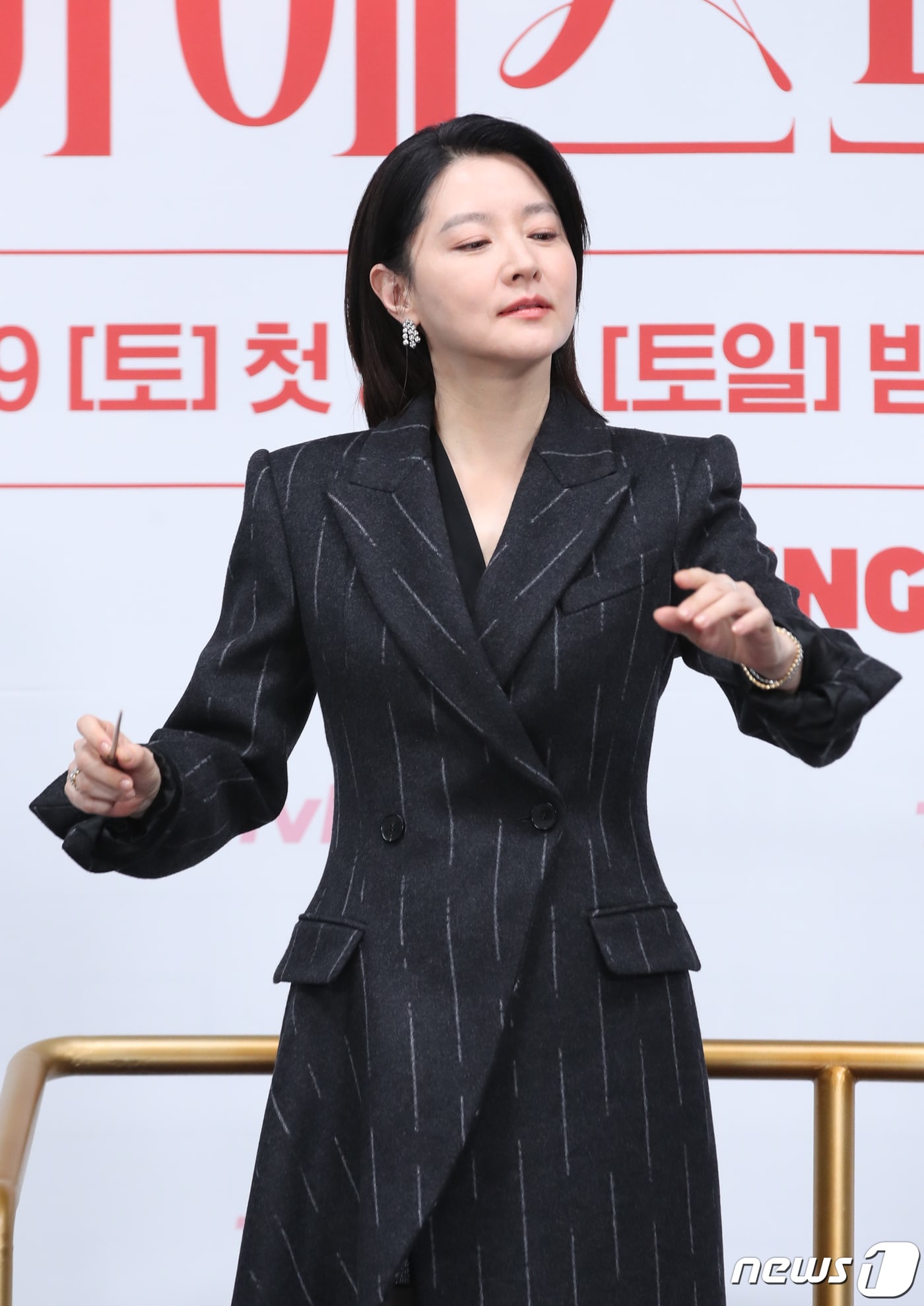 배우 이영애가 6일 서울 구로구 라마다 서울신도림호텔에서 열린 tvN 새 토일드라마 '마에스트라'(감독 김정권) 제작발표회에서 포즈를 취하고 있다. '마에스트라'는 전 세계 단 5%뿐인 여성 지휘자 마에스트라 천재 혹은 전설이라 불리는 차세음(이영애 분)이 자신의 비밀을 감춘 채 오케스트라를 둘러싼 사건의 진실을 찾아가는 미스터리 드라마다. 2023,12,6/뉴스1 ⓒ News1 권현진 기자