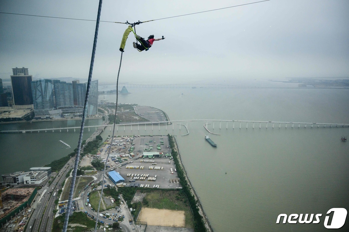 2018년 11월 한 시민이 마카오 타워에서 번지점프를 하는 모습. 2018.11.15. ⓒ AFP=뉴스1 ⓒ News1 김성식 기자