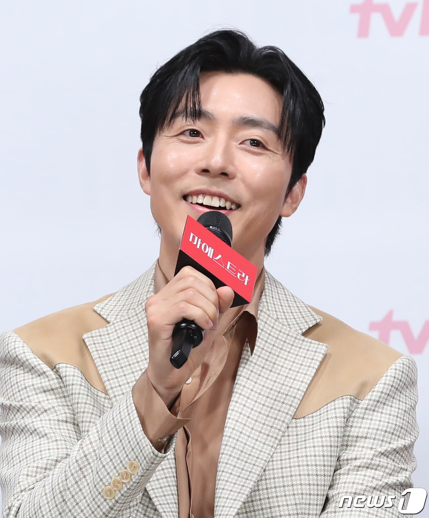 배우 이무생이 6일 서울 구로구 라마다 서울신도림호텔에서 열린 tvN 새 토일드라마 '마에스트라' 제작발표회에서 인사말을 하고 있다. '마에스트라'는 전 세계 단 5%뿐인 여성 지휘자 마에스트라 천재 혹은 전설이라 불리는 차세음(이영애 분)이 자신의 비밀을 감춘 채 오케스트라를 둘러싼 사건의 진실을 찾아가는 미스터리 드라마다. 2023,12,6/뉴스1 ⓒ News1 권현진 기자