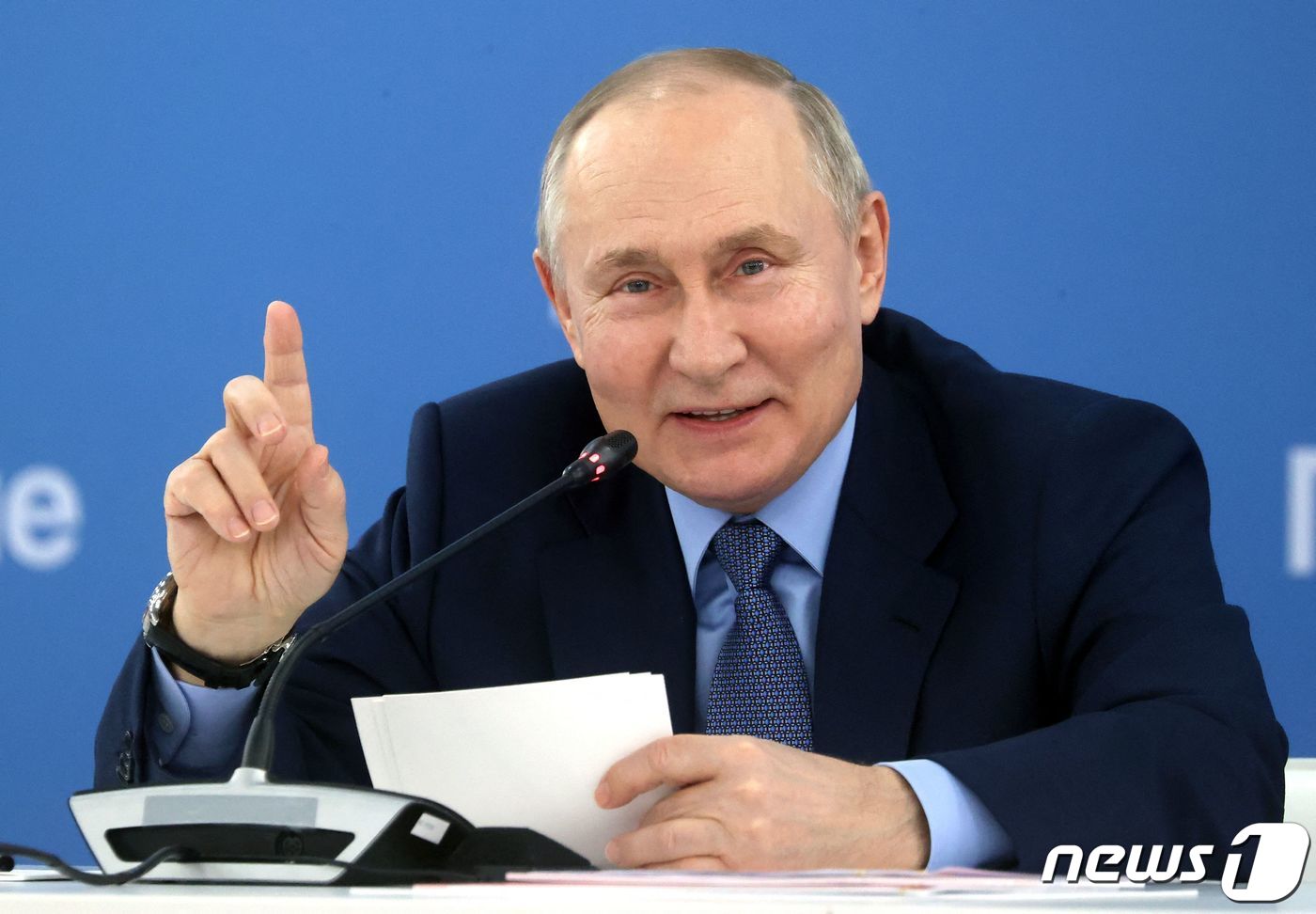 블라디미르 푸틴 러시아 대통령이 5일(현지시간) 스타브로폴주 퍄티고르스크에서청년 운동인 ‘첫번쨰 운동’회원들과 만나고 있다. 2023.11.6 ⓒ AFP=뉴스1 ⓒ News1 우동명 기자