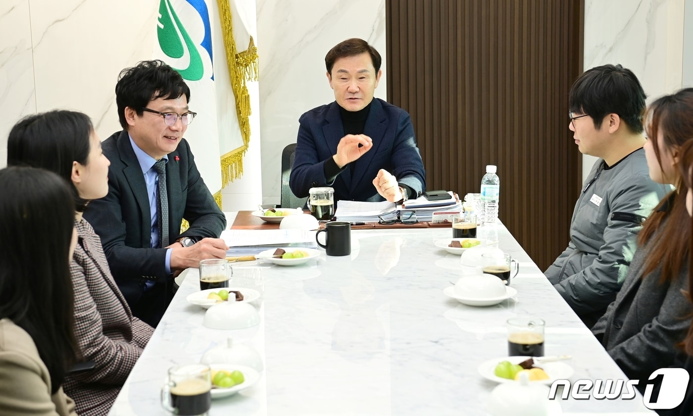 이남철 고령군수가 6일 8~9급 공무원과 '소통공감데이'를 하고 있다. (고령군 제공) 2023.12.6/뉴스1