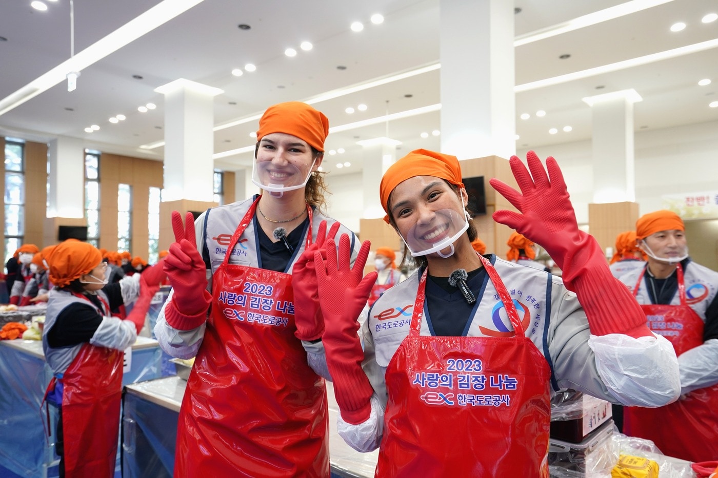 김장 나눔 행사에 동참한 도로공사의 반야 부키리치(왼쪽)와 타나차 쑥솟.(한국도로공사 제공)