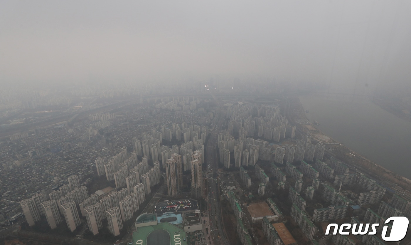 서울 미세먼지 농도가 ‘나쁨’을 보이고 있는 6일 오후 서울 송파구 롯데월드타워 서울스카이에서 바라본 서울도심이 미세먼지와 흐린 날씨로 뿌옇게 보이고 있다. 2023.12.6/뉴스1 ⓒ News1 박세연 기자
