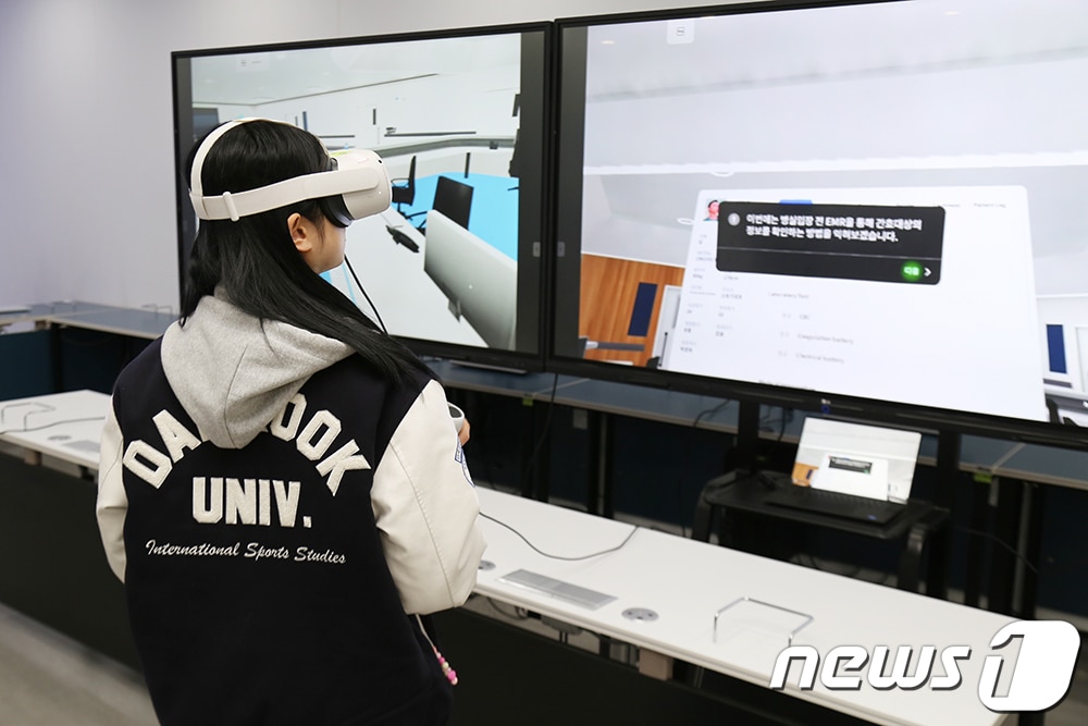 한 단국대 학생이 바이오헬스 플래닛에서 간호 시뮬레이션을 체험하고 있다.(단국대 제공)