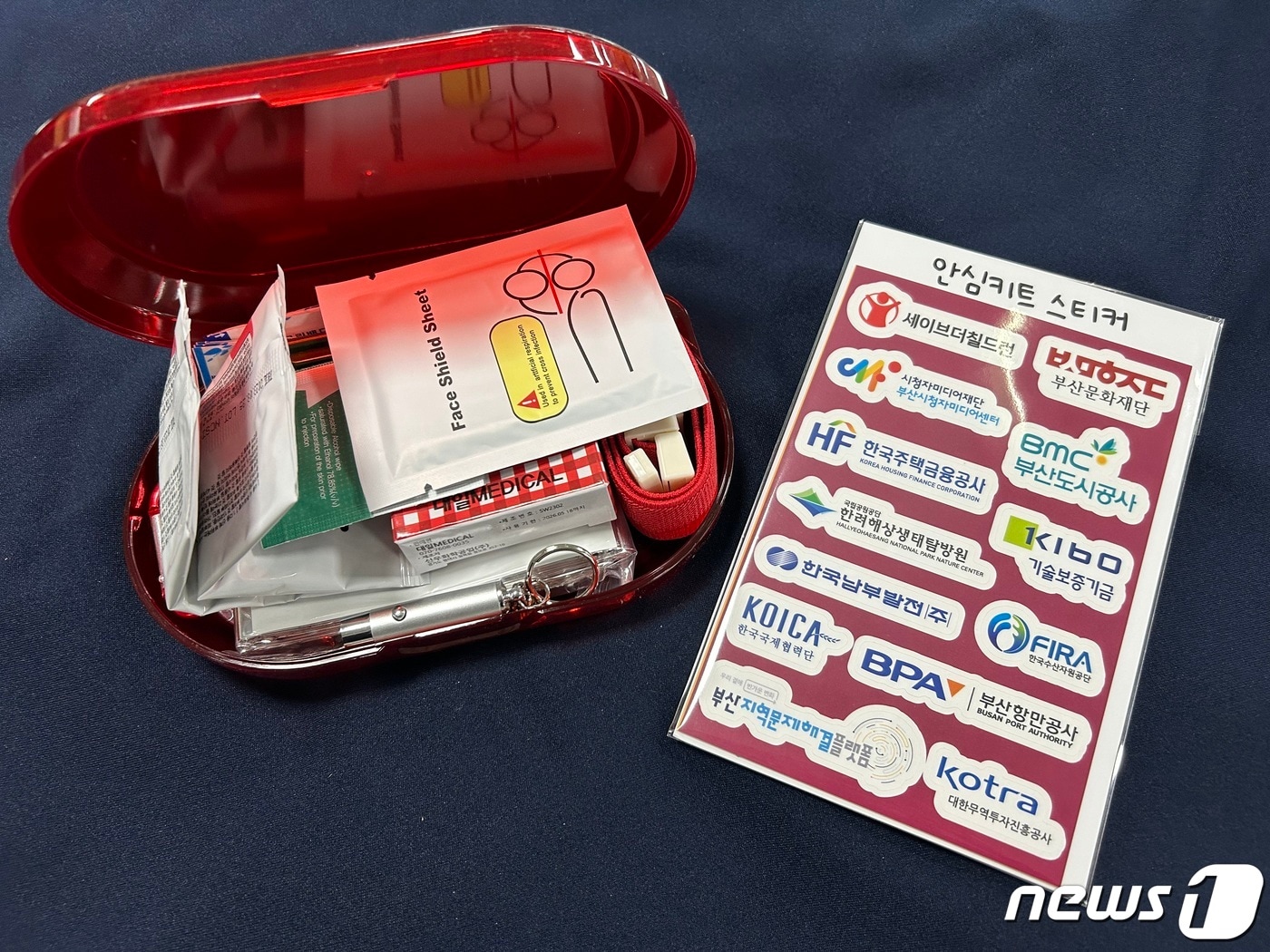 거리두기용 가림막으로 만든 아동용 응급키트. (부산항만공사 제공)