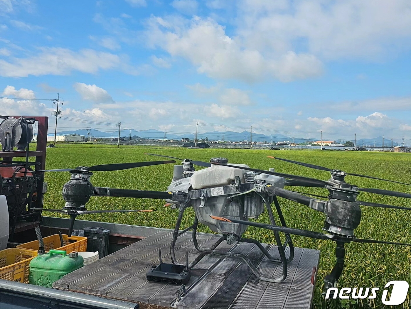 경남 밀양시가 안정적인 식량생산을 위한 정책과 사업을 추진하고 있다. 사진은 병해충 방제용 드론. (밀양시 제공)