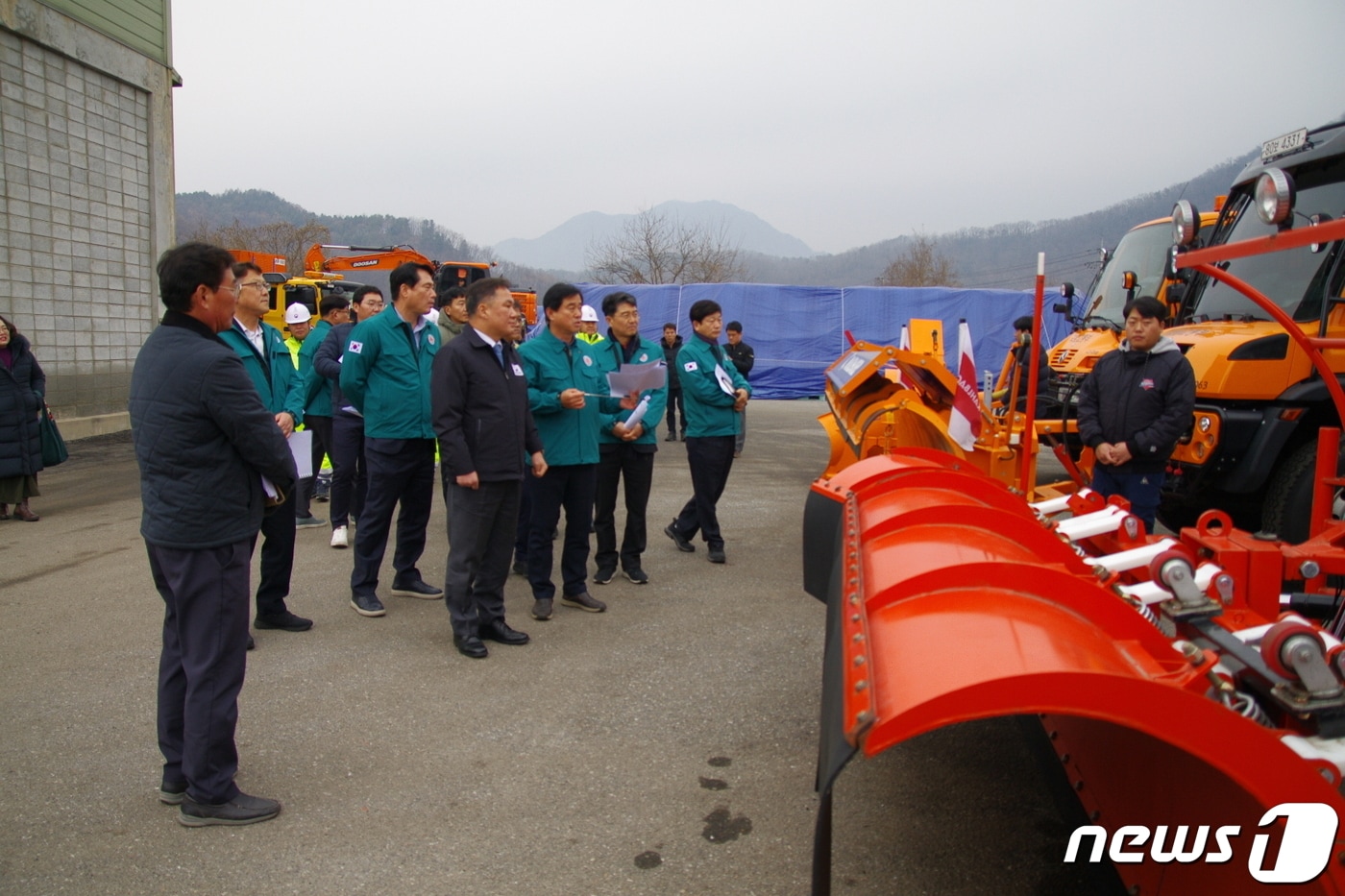 백원국 국토부 2차관이 6일 홍천국토관리사무소 관내 제설창고 현장을 점검하고 있다.(국토부 제공)