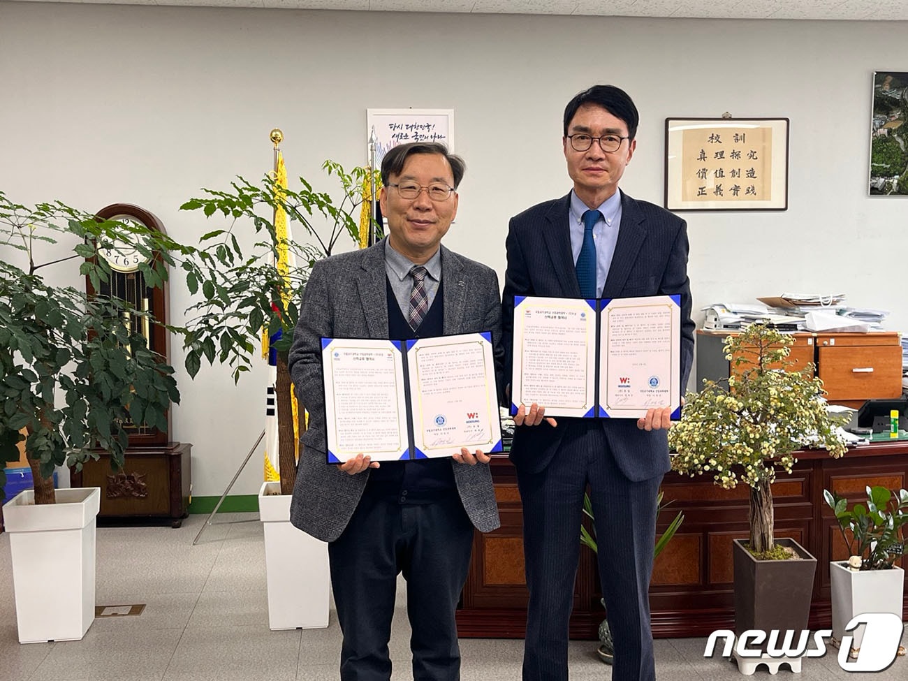 6일 이영진 공주대 산업과학대학장(왼쪽)과 오기식 우성 전무가 국내 양어용 배합 사료 기술 개발 협약을 체결한 뒤 기념촬영을 하고 있다. (공주대 제공) / 뉴스1