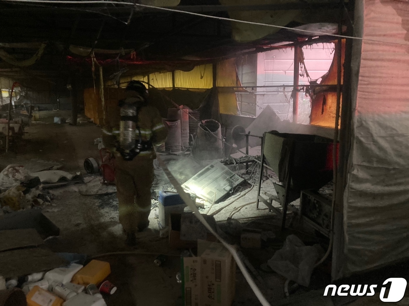 6일 오후 4시57분쯤 전남 나주시 봉황면 황용리의 한 양계장 창고에서 불이 나 소방당국이 진화하고 있다. (전남 나주소방서 제공) 2023.12.6/뉴스1