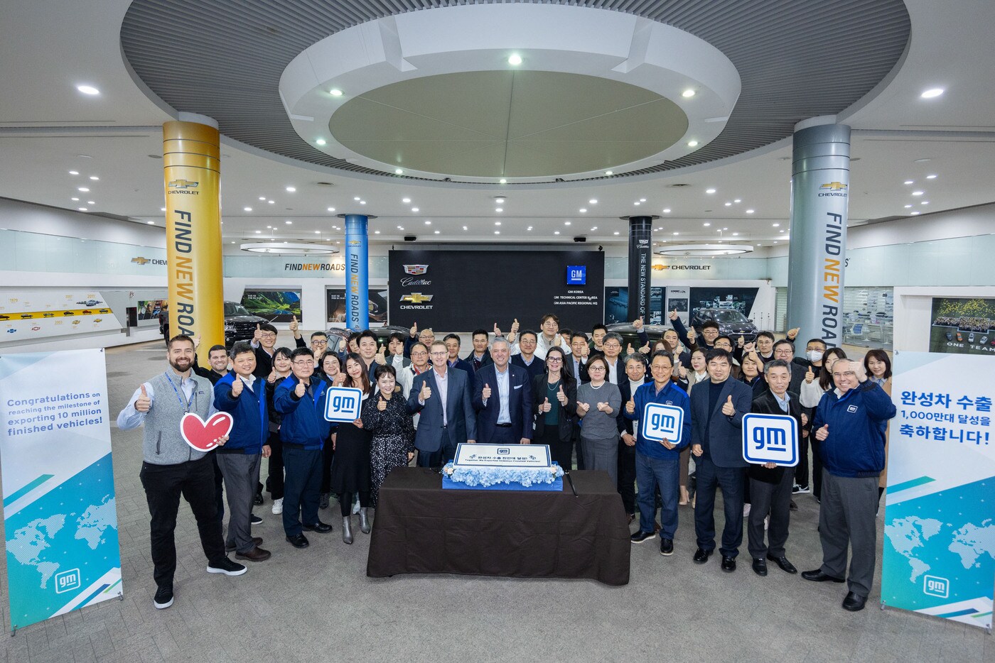 헥터 비자레알 GM 한국사업장 사장 겸 CEO(가장 가운데)를 비롯한 임직원들이 누적 수출 1000만대 돌파를 축하하며, 기념촬영을 하고 있는 모습.(한국GM 제공)