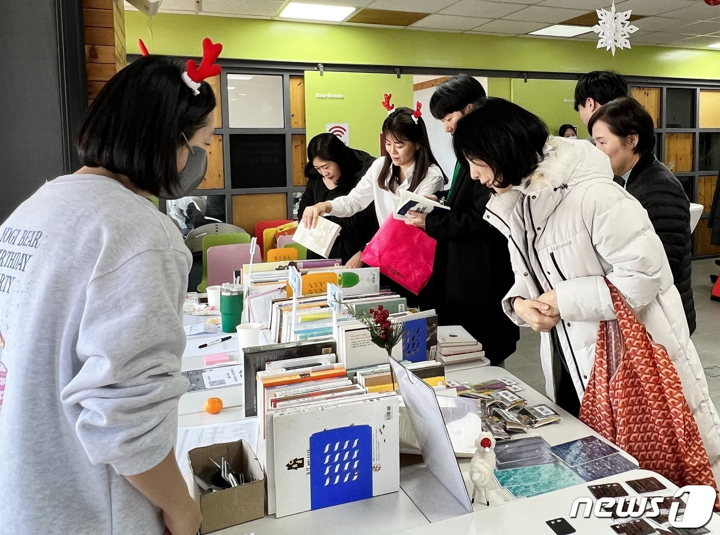 경기도일자리재단이 7일 용인시 소재 남부사업본부 창업플랫폼 꿈마루에서 노사공동으로 ‘사랑의 바자회’를 진행하고 있다.&#40;경기도일자리재단 제공&#41;