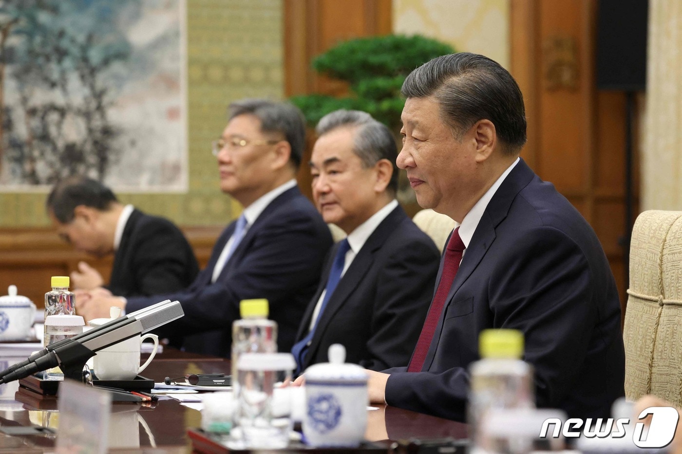 시진핑 중국 국가주석과 왕이 외교부장이 7일(한국시간) 베이징 댜오위타이 국빈관에서 우르줄라 폰데어라이엔 EU 집행위원장, 샤를 미셸 정상회의 상임의장과 제24차 중국·EU 정상회담을 하고 있다. 2023.11.8 ⓒ AFP=뉴스1 ⓒ News1 우동명 기자