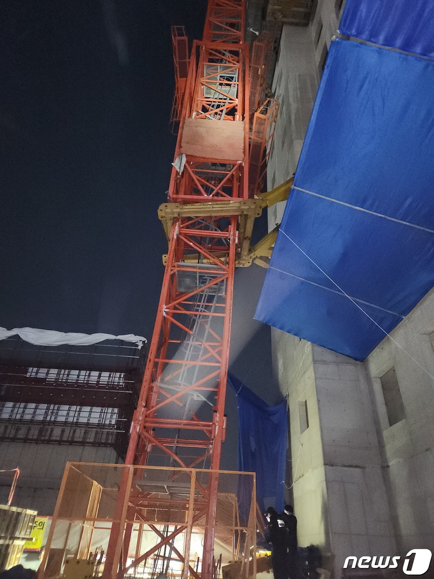 7일 오후 8시17분쯤 대구 달서구 본동의 한 아파트 공사현장에서 타워크레인 리프트가 추락해 60대 남성이 숨지는 사고가 발생했다.(대구소방안전본부 제공)