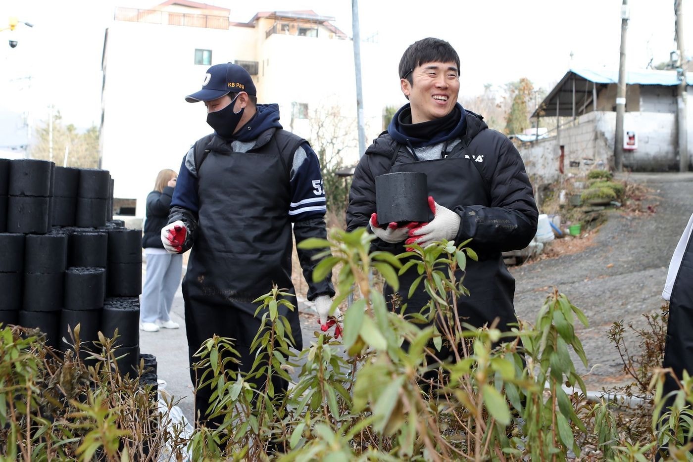 두산 베어스가 지난 7일 서울시 도봉구에서 선수단과 팬이 함께하는 &#39;사랑의 연탄 나눔&#39;을 진행했다.&#40;두산 베어스 제공&#41;