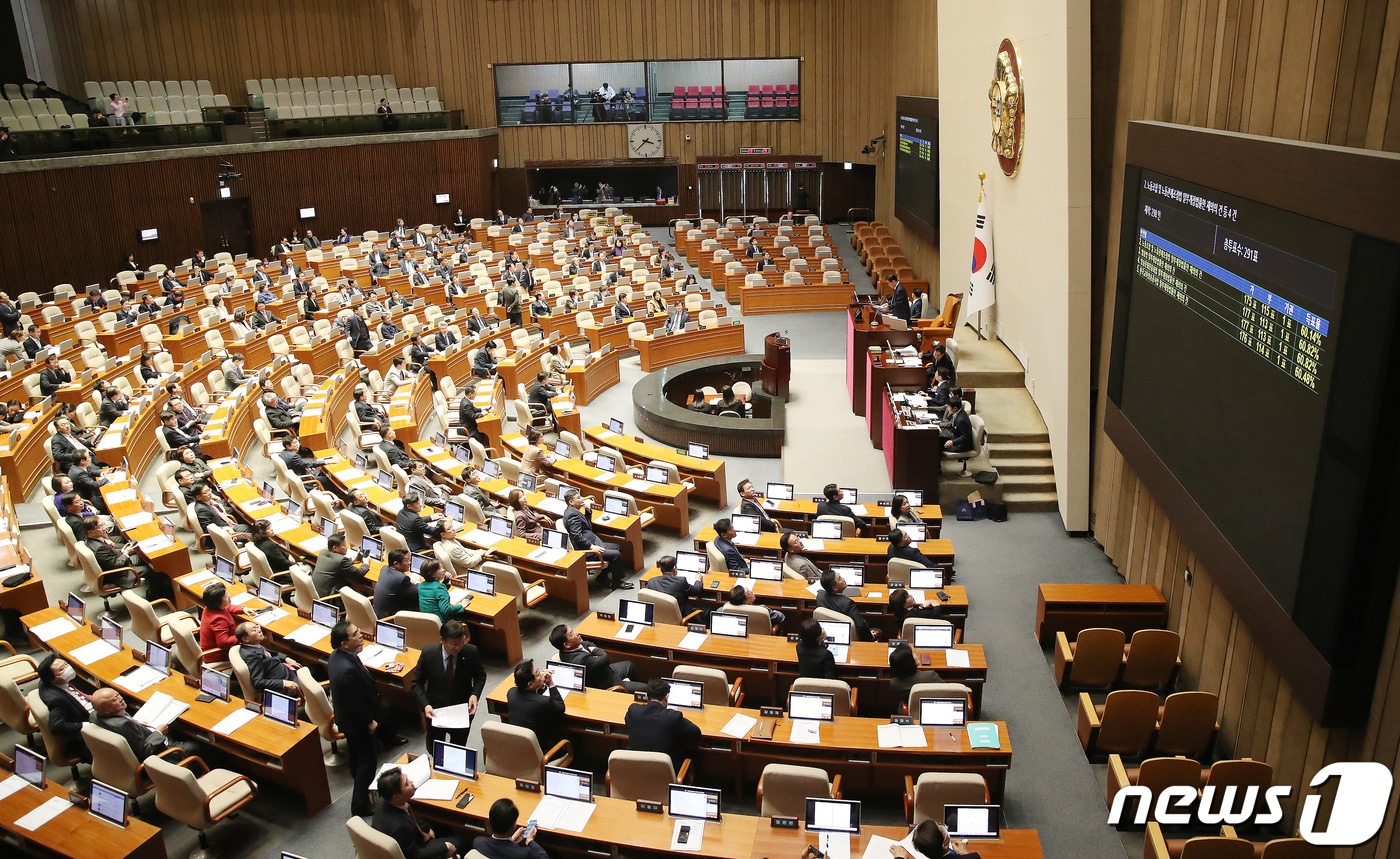 8일 서울 여의도 국회 본회의장에서 열린 제410회국회&#40;정기회&#41; 제14차 본회의에서 재표결로 상정된 노조법 2·3조 개정안&#40;노란봉투법&#41;과 방송법·방송문화진흥회법·한국교육방송공사법 개정안&#40;방송3법&#41;이 부결되고 있다. 2023.12.8/뉴스1 ⓒ News1 임세영 기자