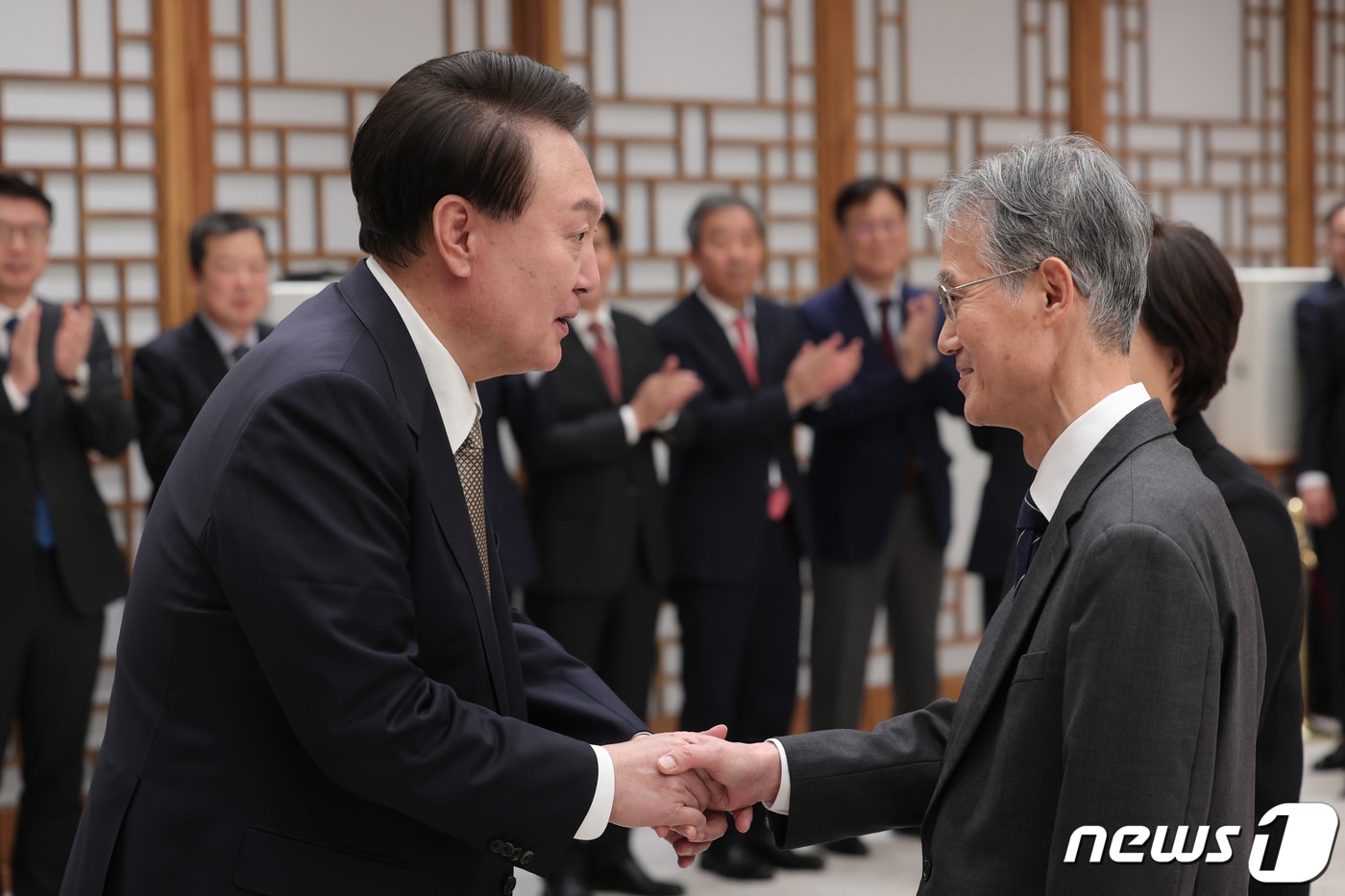 2023년 12월 8일 당시 윤석열 대통령이 용산 대통령실 청사에서 열린 대법원장 임명장 수여식에서 조희대 신임 대법원장과 악수하고 있다. 최근 조 대법원장이 이재명 대통령의 '대법관 재제청' 요구를 거부한 것에 대해 정권과 각을 세운 행보로 주목돼 대권을 차지한 윤 전 대통령을 모델로 삼은 정치적 행위가 아니냐는 해석을 낳았다. (대통령실 제공) 2023.12.8 ⓒ 뉴스1 오대일 기자
