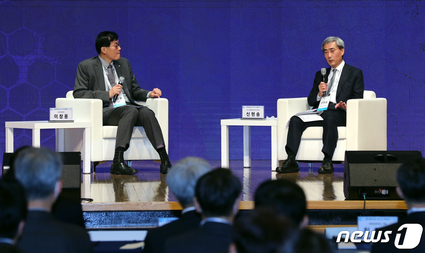 이창용 한국은행 총재가 신현송 신임 한국은행 총재 후보자(당시 BIS 경제보좌관 겸 조사국장)과 대담을 나누고 있다. 2023.2.1 ⓒ 뉴스1 김진환 기자