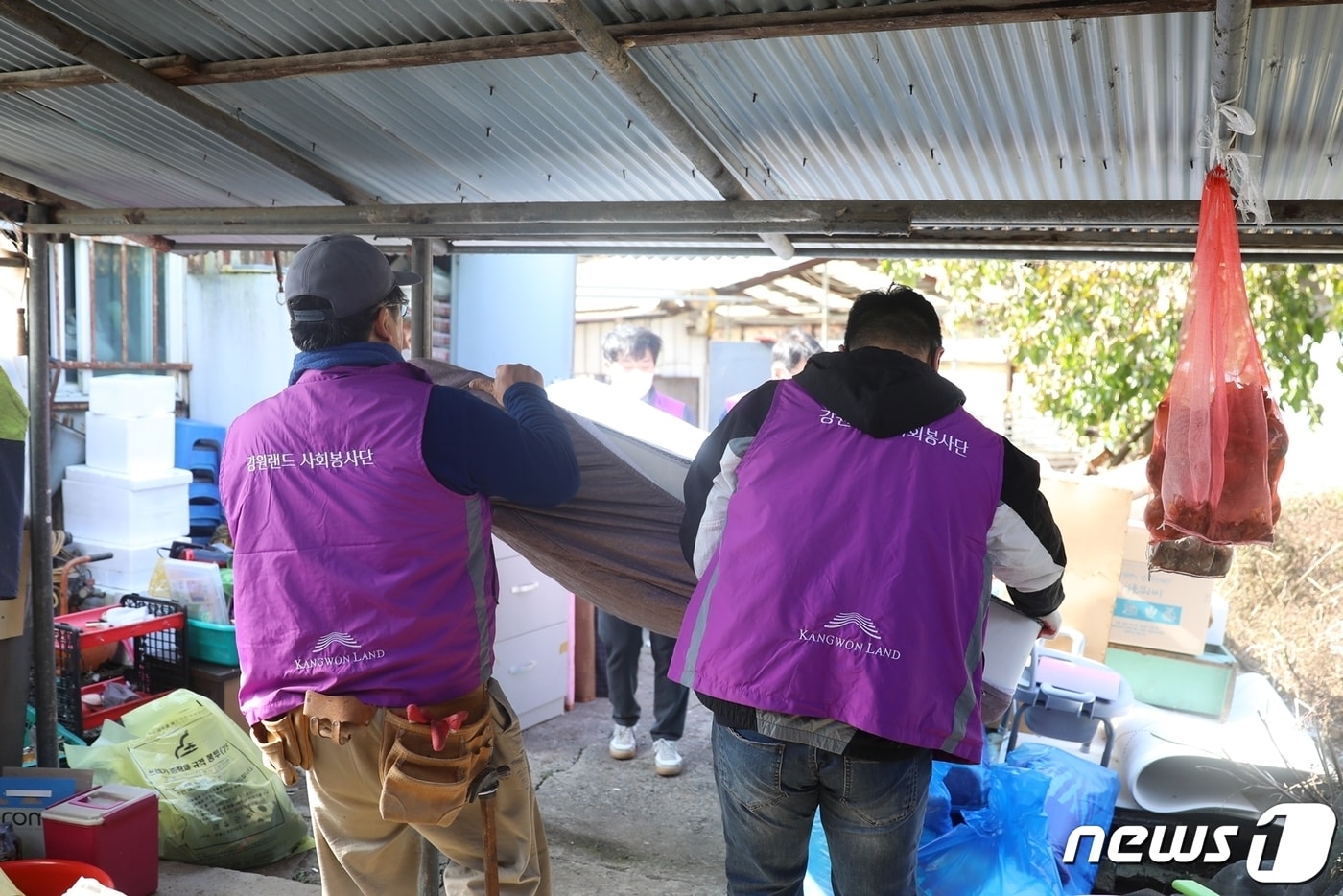 강원랜드사회공헌재단의 ‘주거환경 개선 사업’ 관련 자료사진. (강원랜드사회공헌재단 제공) 2023.2.1/뉴스1