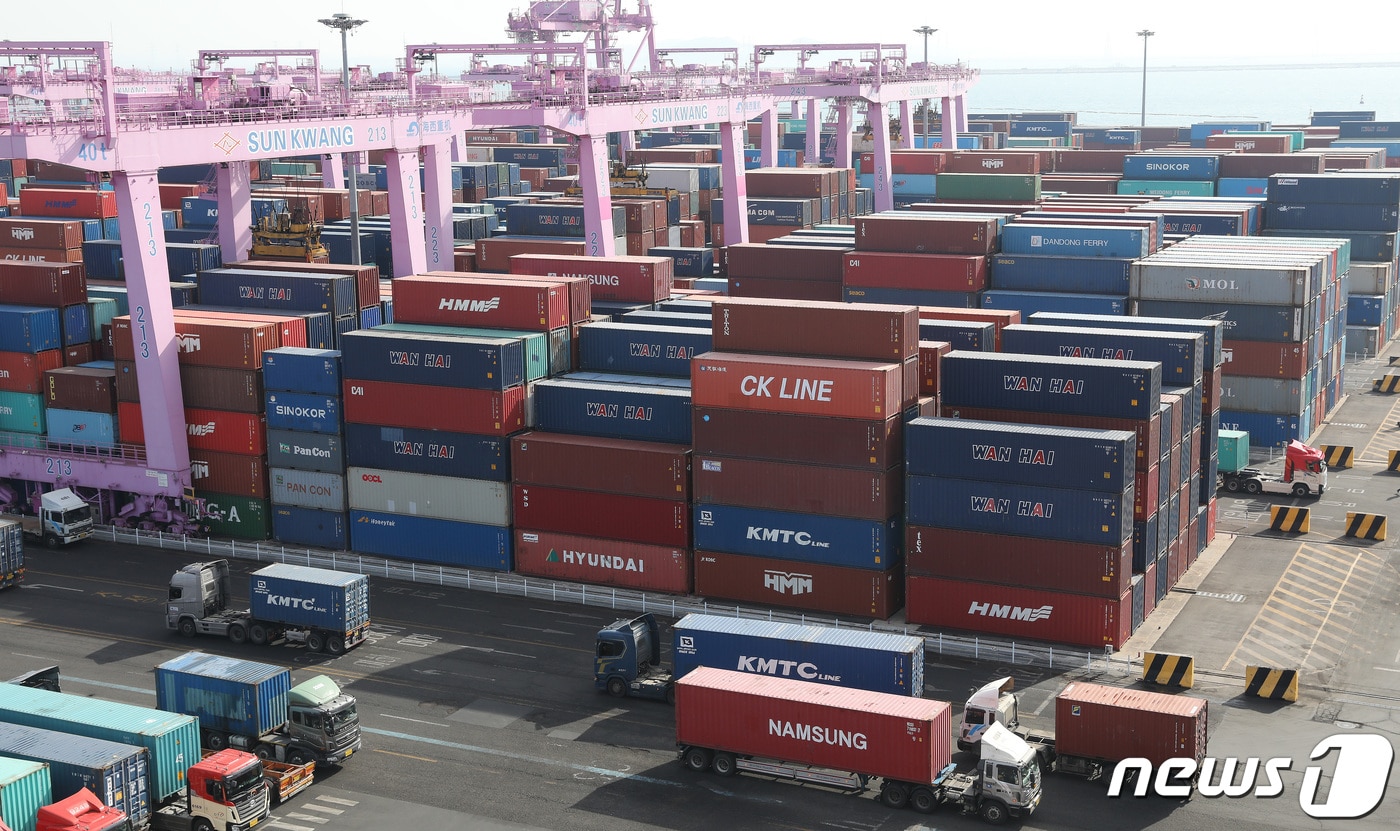 기사 이해를 돕기 위한 컨테이너 선적 작업 자료 사진으로 기사 내용과 직접 관련 없음. ⓒ News1
