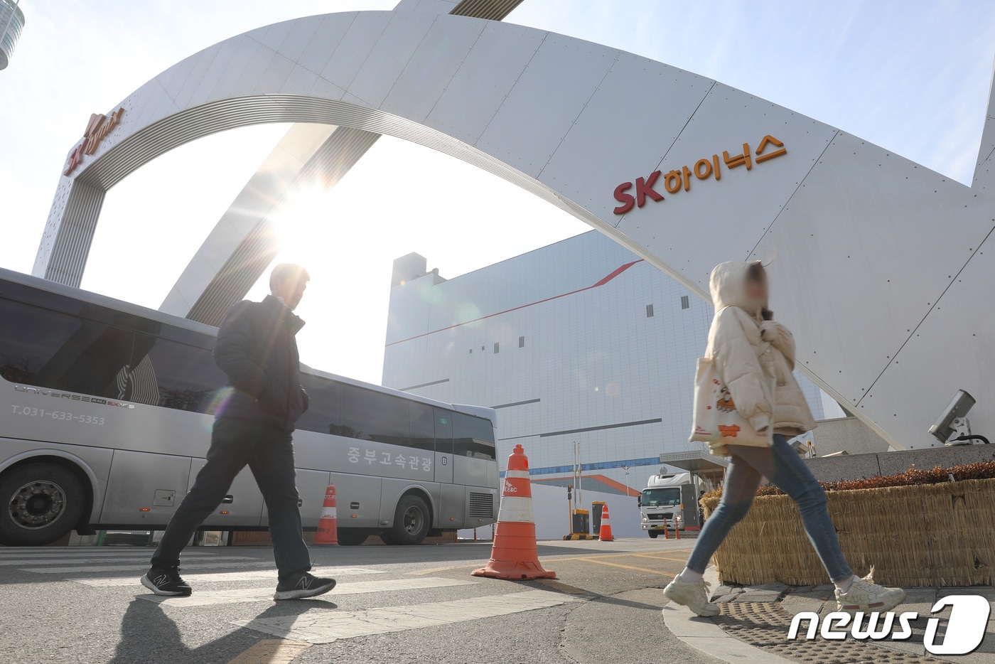 SK하이닉스가 지난해 4분기 1조7012억원의 영업손실을 기록해 적자 전환했다고 밝힌 1일 오후 경기 이천시 SK하이닉스 본사 앞에 직원들이 걸어가고 있다. SK하이닉스가 분기 기준 적자를 기록한 건 지난 2012년 3분기(-151억원) 이후 10년 만이다. 2023.2.1/뉴스1 ⓒ News1 김영운 기자