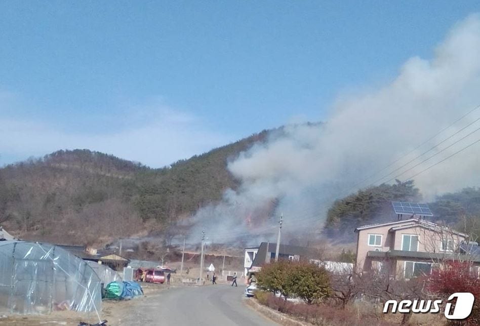 1일 오후 2시쯤 경남 함안군 대산면 장암리 야산에서 불이나 연기가 피어오르고 있다.&#40;경남소방본부 제공&#41;