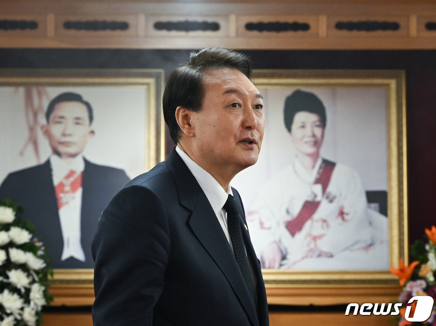 윤석열 대통령이 1일 취임 후 처음으로 경북 구미 고(故) 박정희 전 대통령 생가를 찾아 추모관을 둘러보고 있다. (대통령실 제공) 2023.2.1/뉴스1 ⓒ News1 오대일 기자