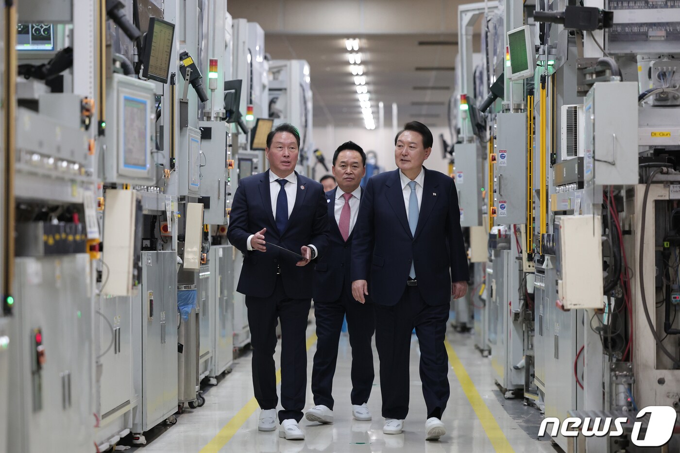 윤석열 대통령이 지난 2월1일 경북 구미시 SK 실트론을 방문, 최태원 SK그룹 회장의 안내를 받으며 실리콘 웨이퍼 라인을 시찰하고 있다. (대통령실 제공) 2023.2.1/뉴스1 ⓒ News1 오대일 기자