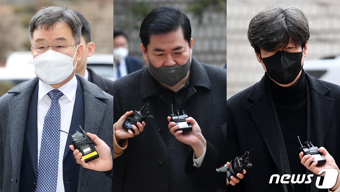 화천대유자산관리 대주주 김만배 씨(왼쪽부터), 유동규 전 성남도시개발공사 본부장, 남욱 변호사가 10일 오전 서초구 서울중앙지방법원에서 열린 대장동 개발 사업 로비·특혜 의혹 관련 공판에 출석하고 있다. (공동취재) 2023.2.10/뉴스1 ⓒ News1 민경석 기자