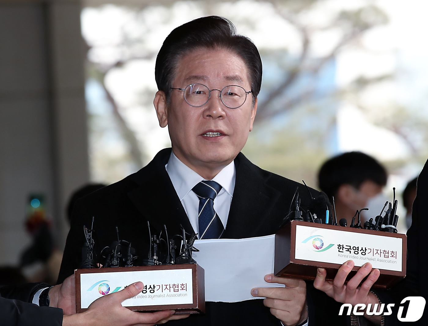 이재명 더불어민주당 대표가 대장동 개발 특혜 의혹 사건 관련 2차 검찰 조사를 받기 위해 2023년 2월 10일 오전 서울 서초구 서울중앙지방검찰청에 출석해 입장을 밝히고 있다. 2023.2.10/뉴스1 ⓒ News1 박정호 기자