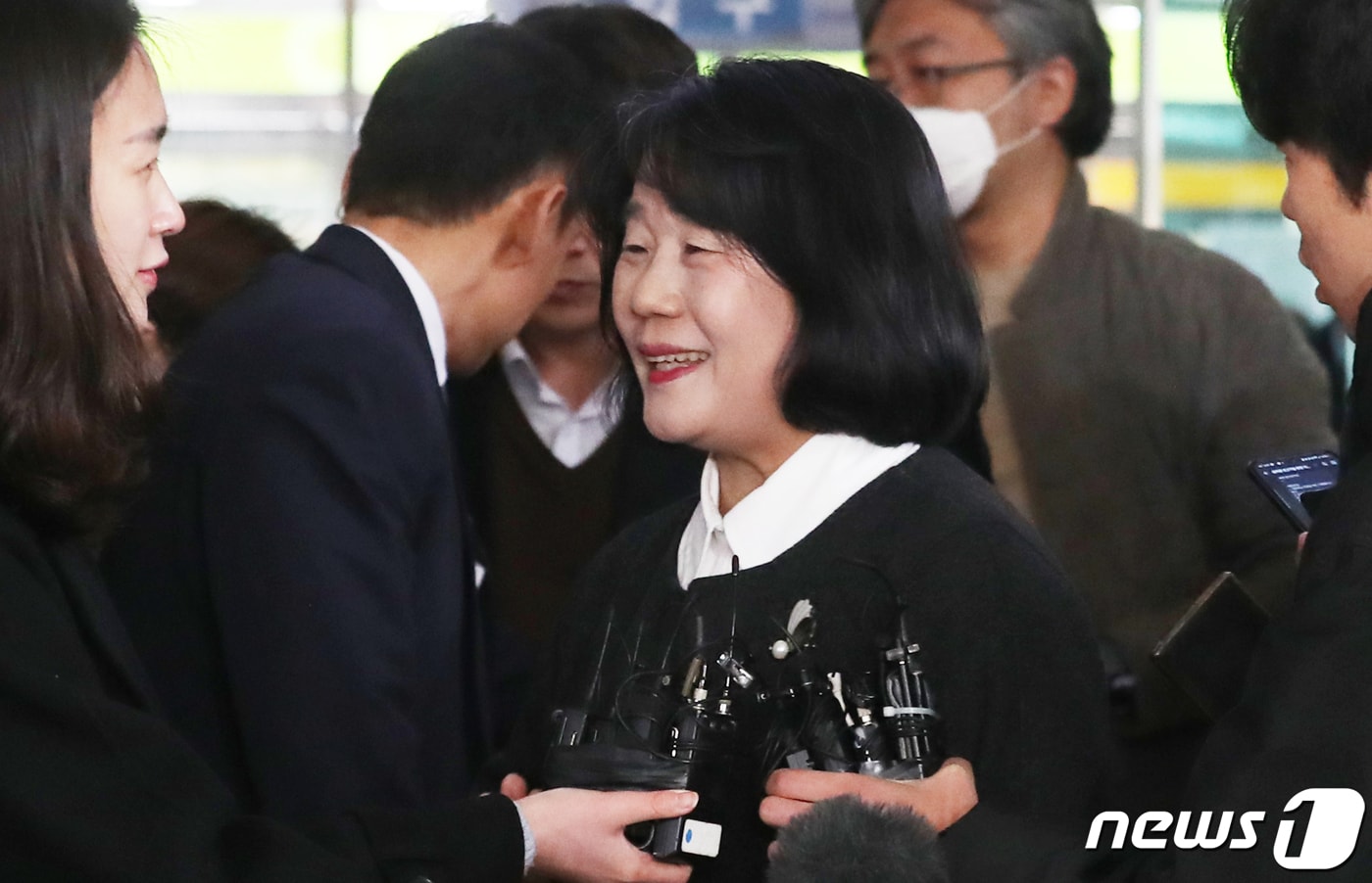 정의기억연대(정의연) 후원금을 사적으로 유용한 혐의를 받는 윤미향 무소속 국회의원이 10일 서울 마포구 서울서부지방법원에서 열린 보조금관리법 및 기부금품법 위반 등에 대한 1심 선고공판에서 벌금형을 받고 나와 취재진의 질문을 받고 있다. 서울서부지법 형사합의11부는 이날 윤 의원에게 벌금 1500만원을 선고해, 윤 의원은 의원직 상실형은 피했다. 2023.2.10/뉴스1 ⓒ News1 송원영 기자