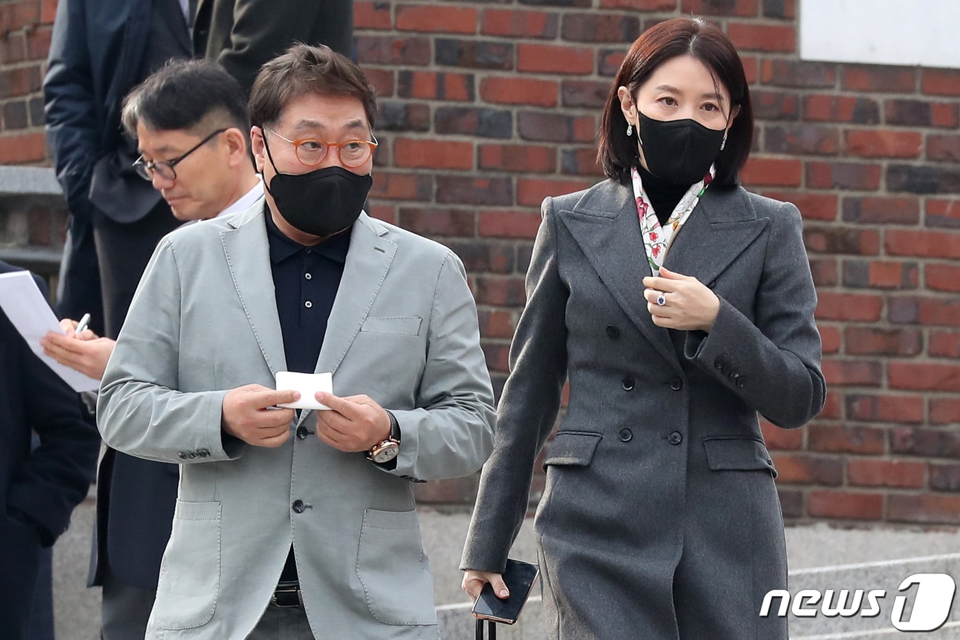 배우 이영애와 남편 정호영 한국레이컴 전 회장이 11일 오후 서울 중구 정동제일교회에서 열린 정몽규 HDC그룹 회장의 장남 정준선 카이스트 교수의 결혼식에 참석한 뒤 식장을 나서고 있다. ⓒ News1 