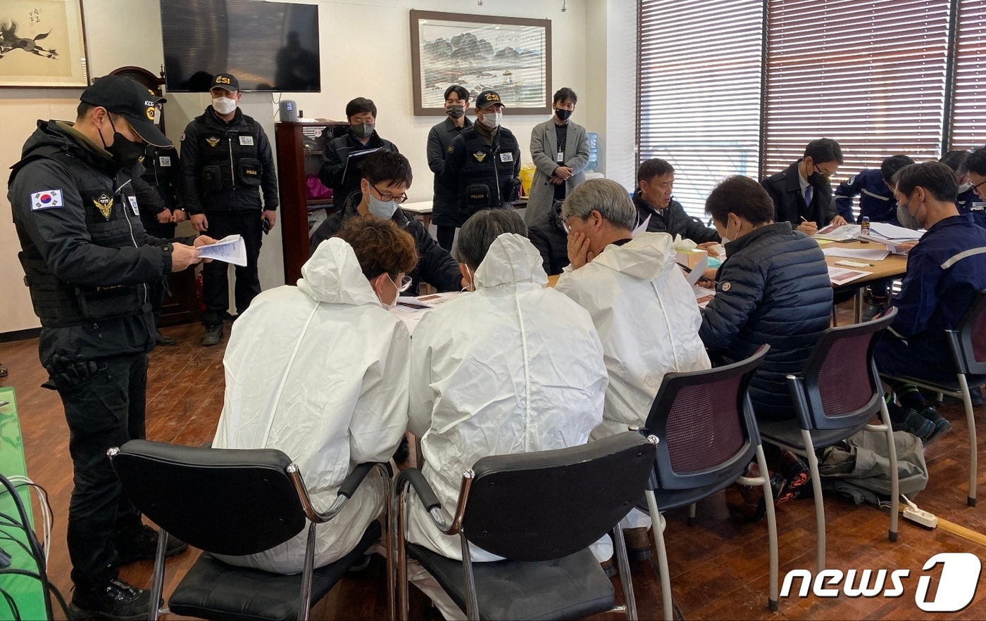 10일 국립과학수사연구원과 서해지방해양경찰청, 목포해양경찰서 등 6개 기관이 합동으로 청보호 정밀감식 전 회의를 진행하고 있다. (목포해경 제공) 2023.2.11/뉴스1 ⓒ News1 이수민 기자