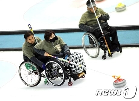 전북선수단이 제20회 동계체전에서 역대 최고 순위인 종합 5위를 기록했다. 사진은 휠체어 컬링 경기 모습.(전북장애인체육회 제공)/뉴스1