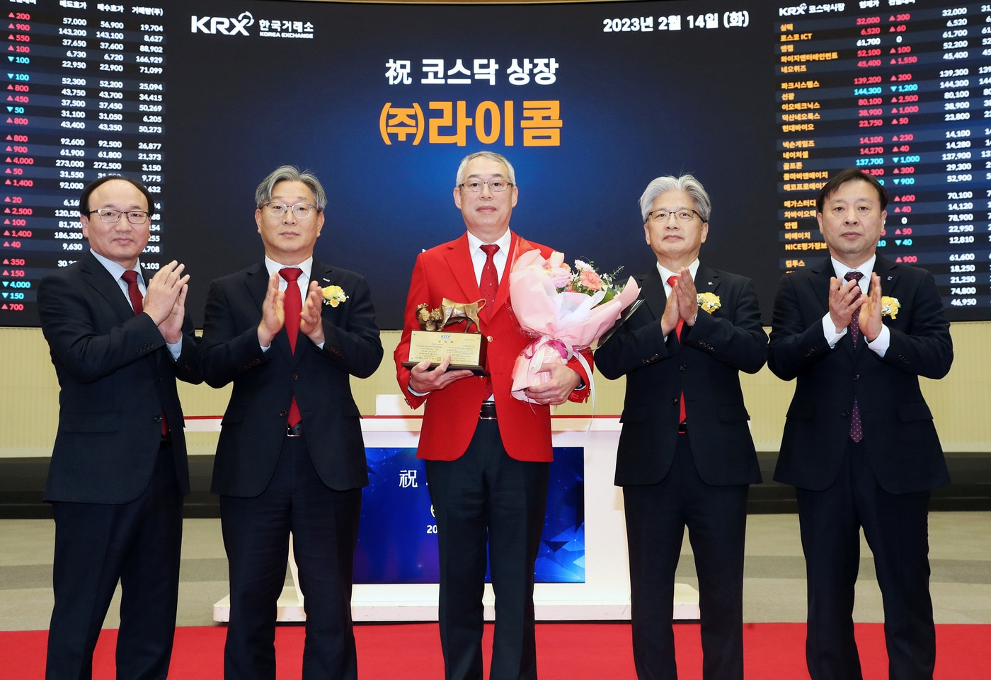 14일 서울 영등포구 한국거래소에서 열린 라이콤 코스닥시장 상장기념식에서 강왕락 코스닥협회 부회장(왼쪽부터), 홍순욱 한국거래소 코스닥시장본부장, 김성준 라이콤 대표이사, 서병기 IBK투자증권 대표이사, 유도석 한국IR협의회 상무가 기념촬영을 하고 있다.(한국거래소 제공)