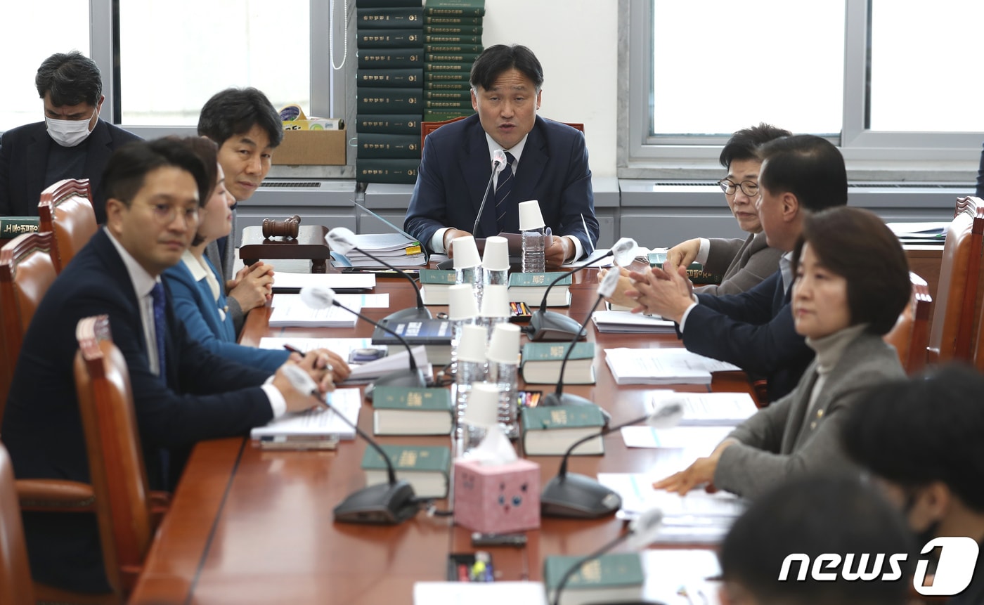 김영진 국회 환경노동위원회 고용노동법안심사소위원회 소위원장이 15일 오후 서울 여의도 국회에서 열린 소위원회를 주재하고 있다. 이날 회의에서는 노조법 2·3조를 개정하는 노동조합 및 노동관계조정법 일부개정법률안 등을 심사했다. (공동취재) 2023.2.15/뉴스1 ⓒ News1 이재명 기자