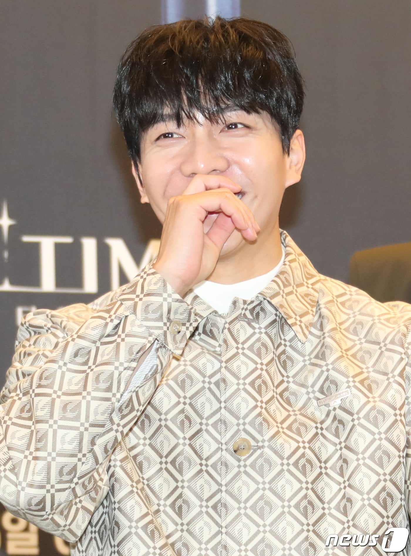 배우 이승기가 15일 서울 마포구 스탠포드호텔에서 열린 JTBC 예능 프로그램 '피크타임' 제작발표회에서 헤어스타일에 대한 취재진 질문에 미소를 짓고 있다. ‘피크타임’은 무대가 절실한 현역 아이돌부터 빛을 보지 못한 경단(경력단절), 해체돌까지 다시 한 번 무대에 올라 뜨거운 경쟁을 벌이는 팀전 서바이벌이다. 2023.2.15/뉴스1 ⓒ News1 권현진 기자