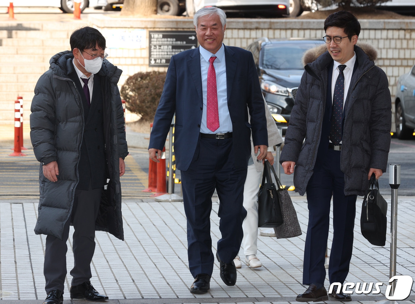 코로나19가 확산중이던 2020년 대규모 광복절 집회를 주도한 혐의로 재판에 넘겨진 전광훈 사랑제일교회 목사가 지난 2월15일 오후 서울 서초구 서울중앙지방법원에서 열린 선고공판에 출석하고 있다. (공동취재)2023.2.15/뉴스1 ⓒ News1 박세연 기자