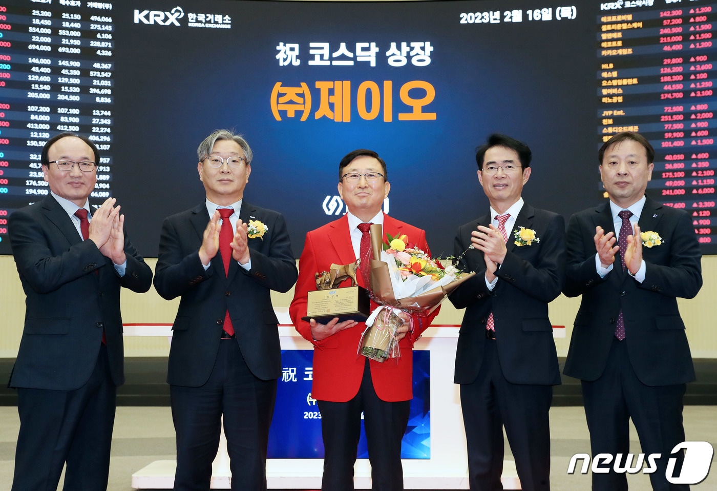 16일 오전 서울 영등포구 한국거래소에서 열린 제이오 코스닥시장 상장기념식에서 강왕락 코스닥협회 부회장(왼쪽부터), 홍순욱 한국거래소 코스닥시장본부장, 강득주 제이오 대표이사, 배영규 한국투자증권 전무, 유도석 한국IR협의회 상무가 기념촬영을 하고 있다. (한국거래소 제공) 2023.2.16/뉴스1