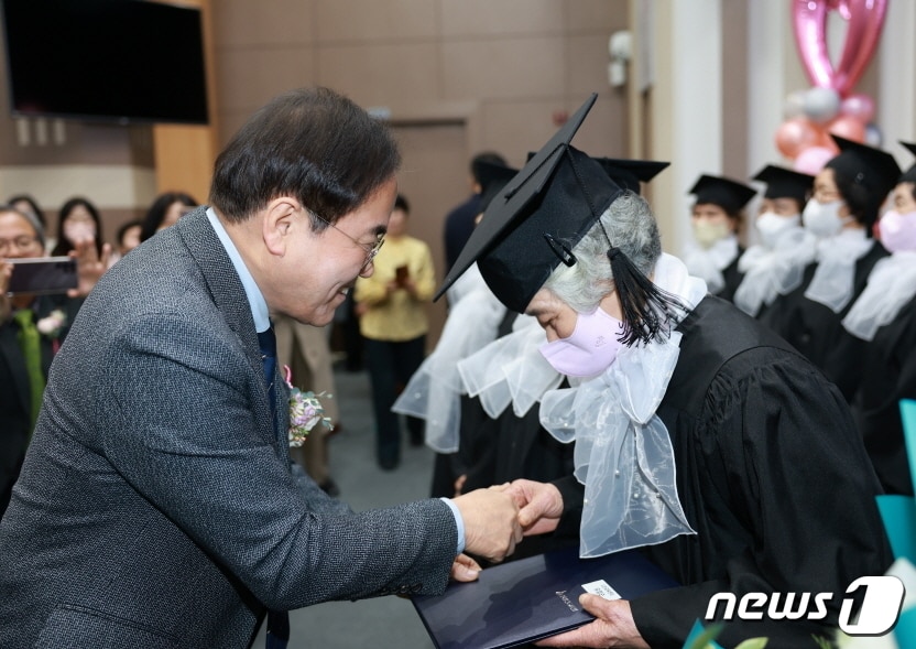 ‘2022학년도 문해교육 프로그램 학력 인정서 수여식’이 17일 전북교육청 2층 강당에서 개최됐다. 이날 수여식에서는 초등·중학 3단계 이수자 126명이 학력인정서를 받았다.(전북교육청 제공) 2023.2.17/뉴스1
