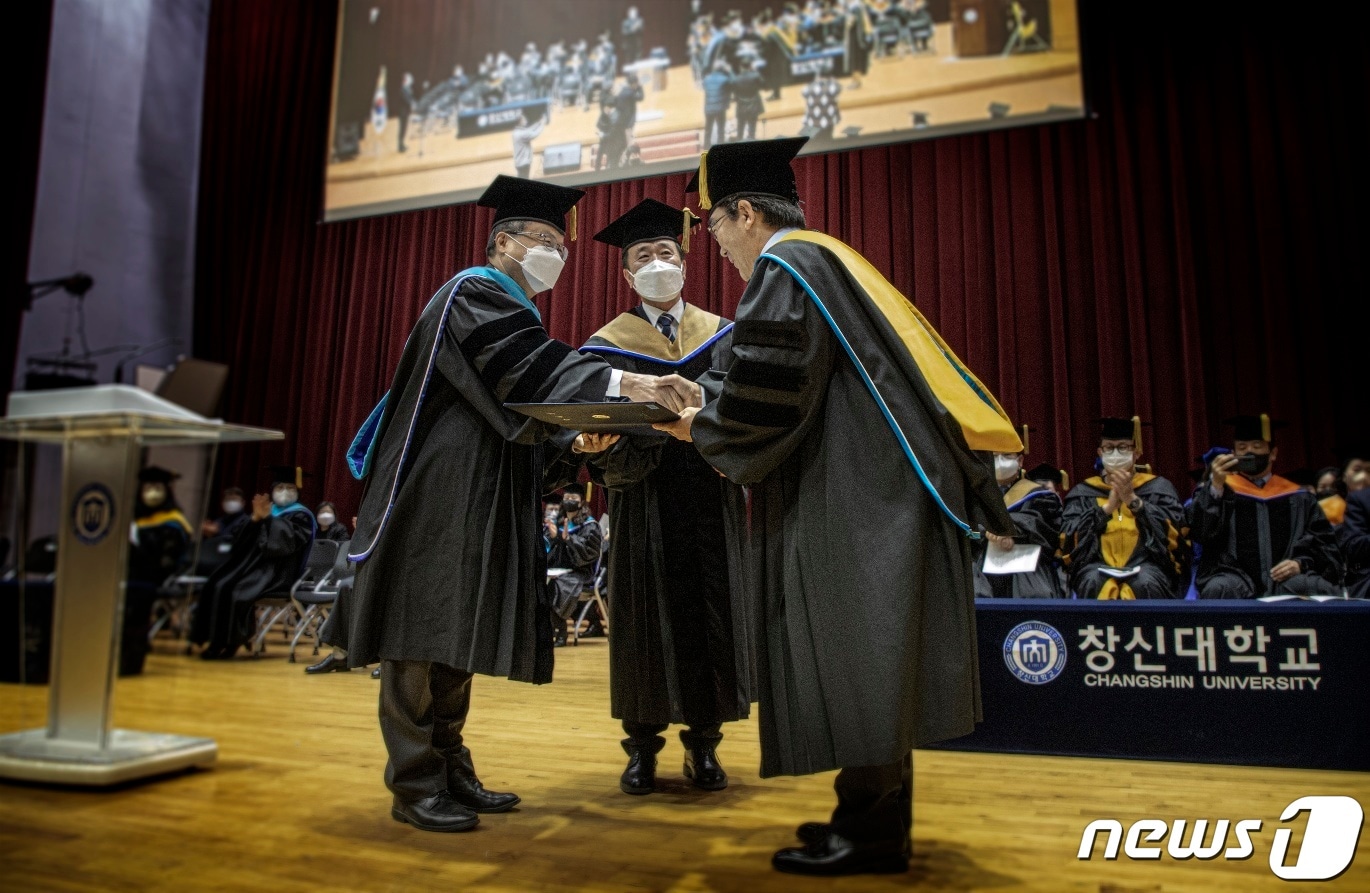 이원근 창신대 총장(왼쪽)이 졸업생에게 학위를 수여하고 있다.(창신대 제공)