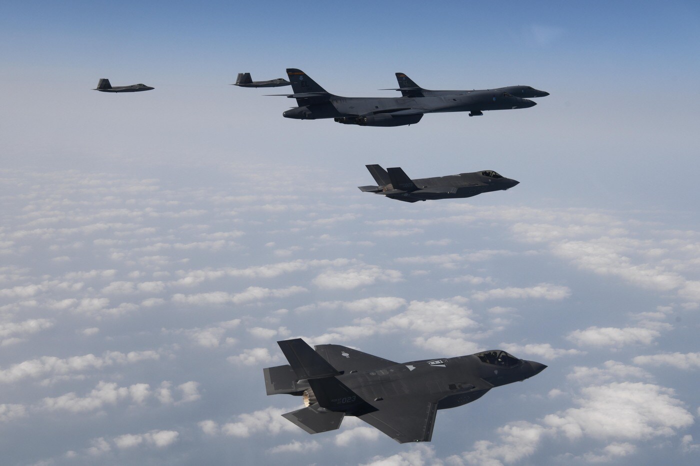 한미 공군이 1일 서해 상공에서 우리 측의 F-35A 전투기와 미측의 B-1B 전략폭격기 및 F-22·F-35B 전투기 등이 참여한 가운데 연합공중훈련을 시행하고 있는 모습.&#40;국방부 제공&#41;
