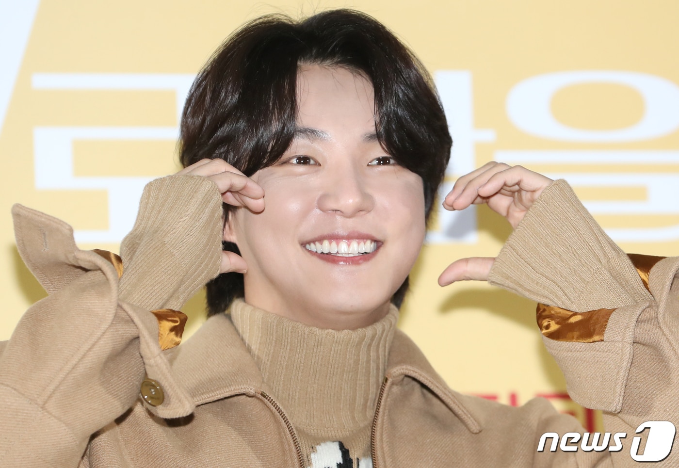 배우 윤신윤이 2일 서울 광진구 롯데시네마 건대입구에서 열린 영화 '우리 사랑이 향기로 남을 때'(감독 임성용) 언론시사회에서 포즈를 취하고 있다. '우리 사랑이 향기로 남을 때'는 일도 연애도 마음 같지 않은 창수(윤시윤 분)와 모든 걸 가졌지만 연애는 쉽지 않은 아라(설인아 분), 두 사람의 앞에 사랑에 빠지게 만드는 향수가 등장하며 펼쳐지는 마법 같은 로맨스 작품이다. 2023.2.2/뉴스1 ⓒ News1 권현진 기자